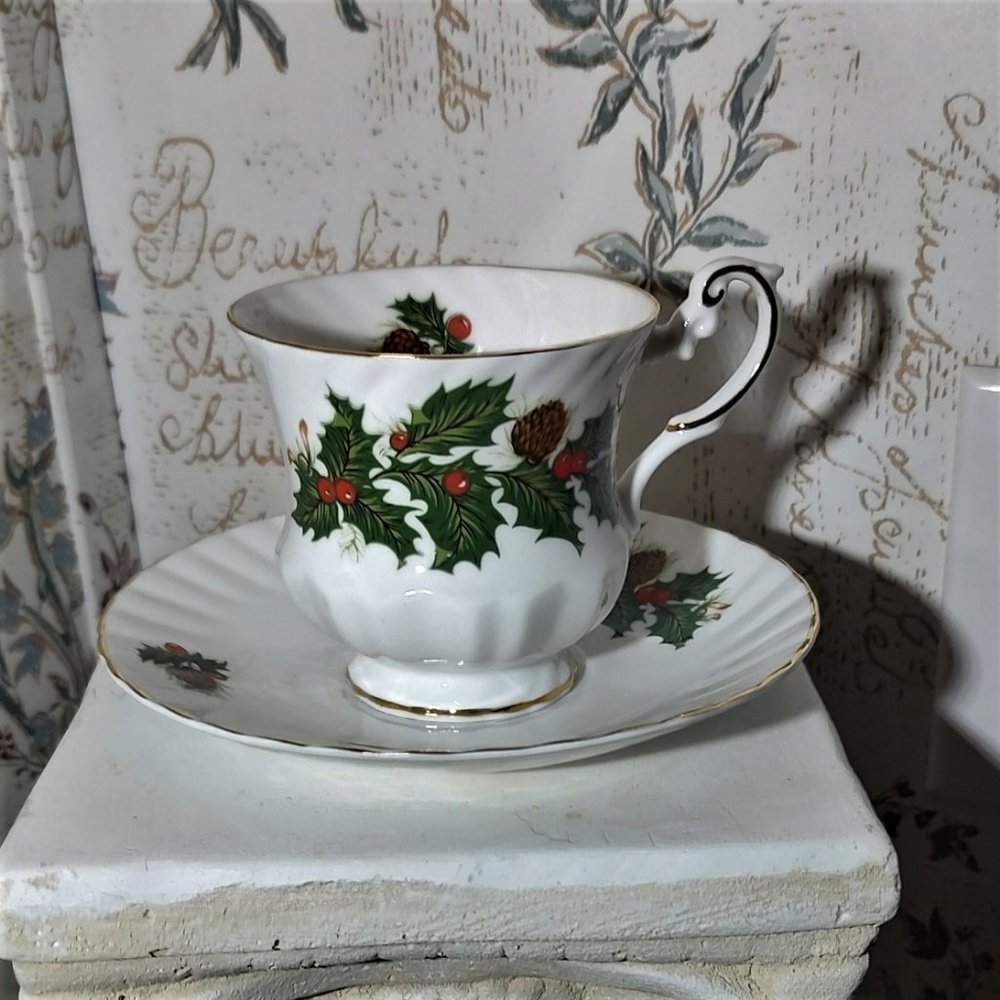 Set of 4 Rosina Fine Bone China - Yuletide with 2 extra cups w/o saucers)